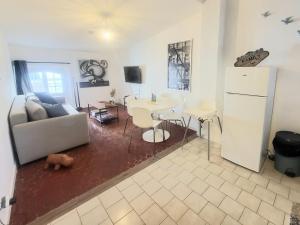 a living room with a couch and a table at Appartement avec son toit terrasse, en plein coeur de Marseille in Marseille