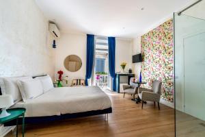 una camera d'albergo con letto e scrivania di Lorenzo Festa by Le Marinelle a Trani