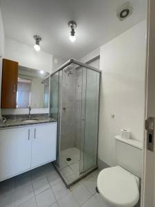 e bagno con doccia, servizi igienici e lavandino. di Apartamento mobiliado - Salvador a Salvador