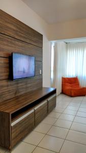 uma sala de estar com uma televisão de ecrã plano na parede em Apartamento mobiliado - Salvador em Salvador