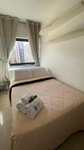 um quarto de hotel com uma cama com toalhas em Studio Living Lê Premier Jardins em São Paulo