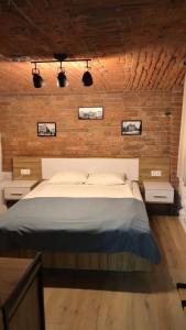 Villa SOFI في إلفيف: غرفة نوم بسرير كبير عليها ثلاث انارات