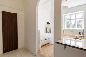 Ένα ή περισσότερα κρεβάτια σε δωμάτιο στο Є світло Апартаменти Прожиття +67 φωτογραφίες