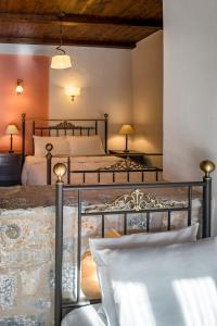 a bedroom with two beds and two lamps at Porto Kale Guesthouse in Porto Kagio