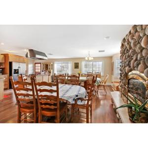 een keuken en eetkamer met een tafel en stoelen bij 7 Point Ranch in Emigrant