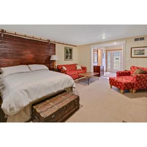 ein Hotelzimmer mit einem großen Bett und Möbeln in der Unterkunft 7 Point Ranch in Emigrant