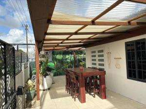 Zorg en HoopKom tot rust bij ons的天井上的木凉亭,配有木桌