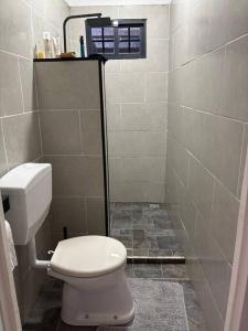 a bathroom with a toilet and a shower at Kom tot rust bij ons in Zorg en Hoop