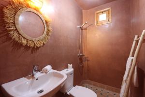 伊姆利爾的住宿－La Perle de Neige，一间带水槽、镜子和卫生间的浴室