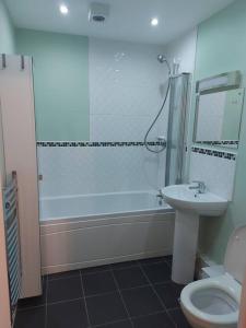 Et badeværelse på Otterhole Barn Holiday Apartment + 24 billeder