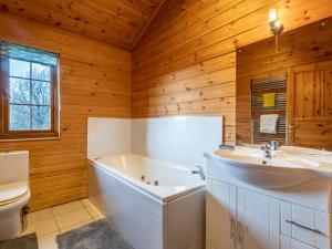 uma casa de banho com uma banheira, um lavatório e um WC. em 4 Bed in Clovelly 00360 em Clovelly