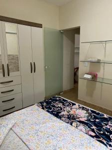 フロリアノポリスにあるResidencial da Crisのベッドルーム1室(ドレッサー付きベッド1台、クローゼット付)