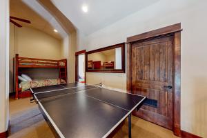 - Mesa de ping pong en una habitación con cama en White Bear #B11, en Brian Head