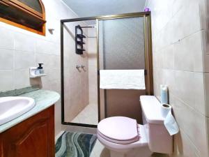 a bathroom with a shower and a toilet and a sink at HOSTAL - Casa Rionegro -10 min del aeropuerto in Rionegro