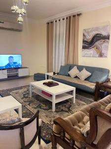 TV a/nebo společenská místnost v ubytování Home away from home with a Beautiful Balcony View 3 bedrooms 2 bathrooms