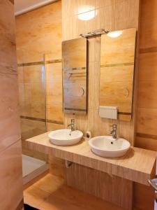 アギオス・イオアニス・ペリオンにあるCentaur Villaのバスルーム(洗面台2台、鏡付)