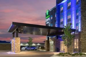 Holiday Inn Express & Suites - Colorado Springs South I-25, an IHG Hotel في كولورادو سبرينغز: فندق فيه سيارة متوقفة في مواقف