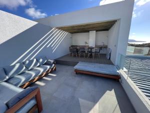 a balcony of a house with a table and chairs at Dpto 3D 2B + Quincho propio By Terrabahia in Bahia Inglesa