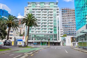 een lege straat in een stad met hoge gebouwen bij Urban Horizon with sea views and pool in Auckland