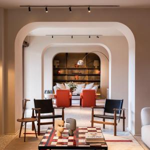 een kamer met stoelen en tafels en een woonkamer bij La Roqqa in Porto Ercole
