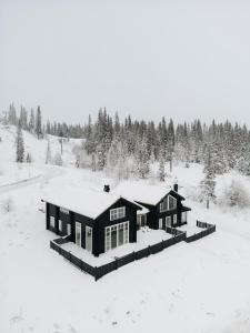 Una casa en la nieve con nieve en Åre Valley Lodges - Grand Ski Lodge, en Åre