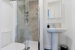 a bathroom with a toilet and a sink and a shower at Luxury Birmingham City Centre Townhouse with FREE Parking - Sleeps 4 - Perfect for Contractors, Business Travellers, Families and other Groups - Near Bullring, Newstreet, Selfridges, NEC, NIA & Birmingham airport in Birmingham