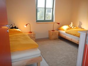 ein Schlafzimmer mit zwei Betten mit ausgestopften Tieren in der Unterkunft Ferienlandhaus Zempow in Zempow