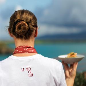 La Roqqa في بورتو إركولي: شخص يحمل طبق من الطعام على الشاطئ