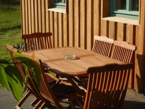 une table et des chaises en bois devant une maison dans l'établissement Ferienlandhaus Zempow, à Zempow