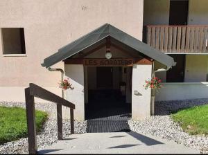 un edificio con un cartello che legge "los company" di Appartement 5 personnes au pied des pistes a Lélex Altre 2 foto