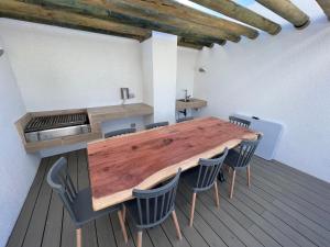 Cette chambre comprend une table et des chaises en bois. dans l'établissement Dpto 3D 2B + Quincho propio By Terrabahia, à Bahia Inglesa