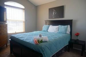 - une chambre dotée d'un lit bleu avec un animal rembourré dans l'établissement Quiet and relaxing escape, à El Paso