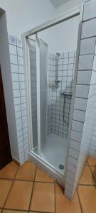 een douche met een glazen deur in de badkamer bij Casa Santa Lucia in Cosenza