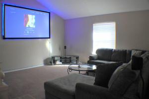 - un salon avec un canapé et un écran de projection dans l'établissement Quiet and relaxing escape, à El Paso