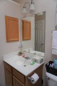 La salle de bains est pourvue d'un lavabo et d'un miroir. dans l'établissement Quiet and relaxing escape, à El Paso