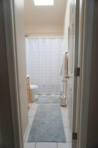 La salle de bains est pourvue de toilettes et d'un tapis. dans l'établissement Quiet and relaxing escape, à El Paso