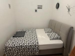 1 cama con 2 almohadas en una habitación en Ottakringer Paradise, en Viena