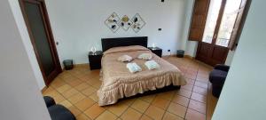 um quarto com uma cama com duas almofadas em Casa Santa Lucia em Cosenza