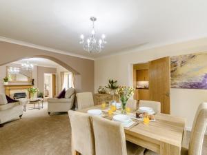High Etherley的住宿－2 bed property in Hamsterley 80005，用餐室以及带桌椅的起居室。