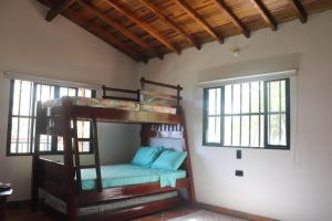 Katil dua tingkat atau katil-katil dua tingkat dalam bilik di Finca La Libertad Santander