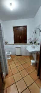 La salle de bains est pourvue de 2 lavabos et de 2 toilettes. dans l'établissement Casa Santa Lucia, à Cosenza
