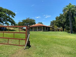 a wooden fence in front of a house at Vilarejo Ecológico terra de canaã in Brasília