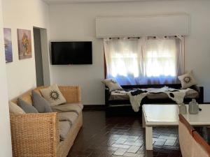 sala de estar con sofá y TV en Coco del este, en Punta del Este
