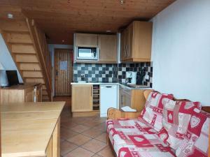 salon z kanapą i kuchnią w obiekcie Résidence Vogel - Chaleureux duplex pour 4 personnes avec une très belle vue sur la vallée dans le village de Charmettoger à Arc 1800 MAE-2129 w mieście Arc 1800