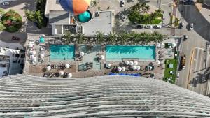 una vista aérea de un edificio con 2 piscinas en High Floor Corner 2 BDR in Hyde Resort en Hollywood