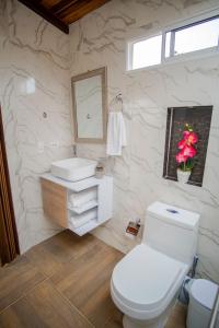 Łazienka z białą toaletą i umywalką w obiekcie Glamping Monteverde San gil w mieście San Gil