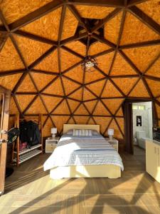 1 dormitorio con 1 cama en una yurta en Glamping Monteverde San gil en San Gil