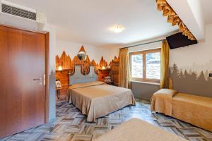 une chambre d'hôtel avec un lit et un canapé dans l'établissement Hotel&Restaurant Armanac de Toubïe, à Arnad