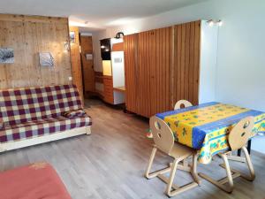 salon ze stołem i kanapą w obiekcie Résidence Cascade - Grand studio renové 3 personnes à Arc 1600 ski aux pieds et proche des commerces MAE-2144 w mieście Arc 1600