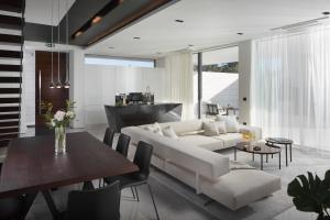 Posezení v ubytování 5-Star Villa Calma II with Heated Pool & Jacuzzi Oasis